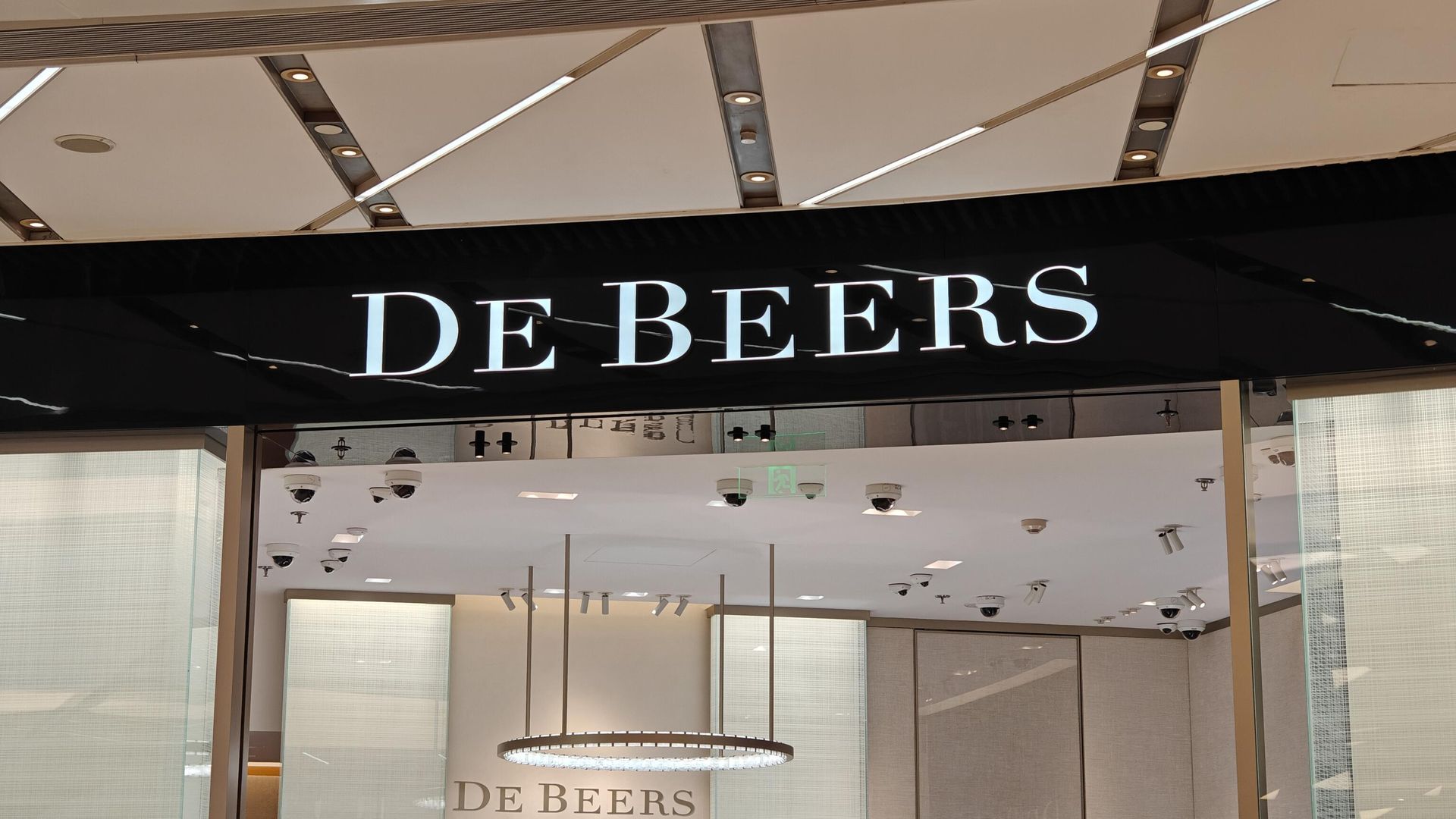 Магазин ювелирных изделий De Beers в Шанхае Магазин ювелирных изделий De Beers в Шанхае - РИА Новости, 1920, 25.12.2024
