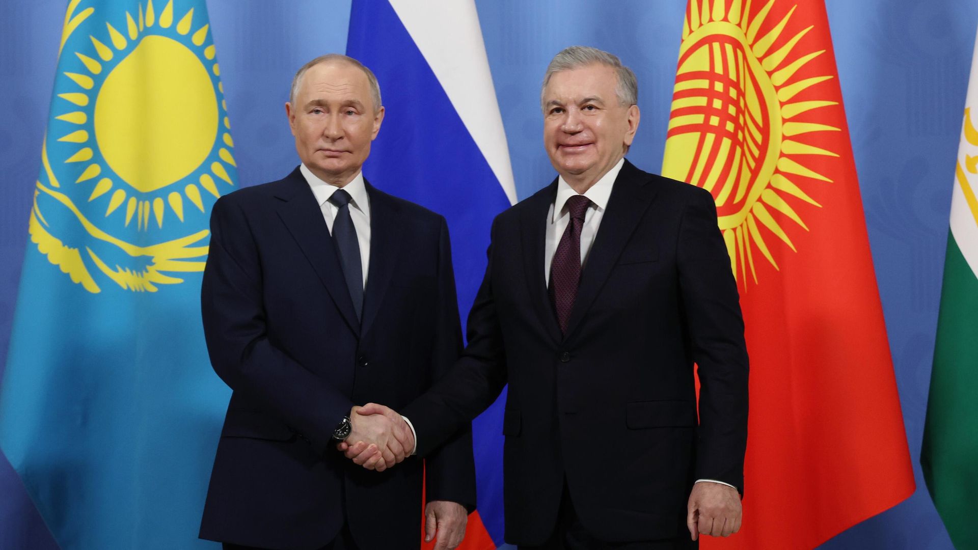 Президент РФ Владимир Путин и президент Узбекистана Шавкат Мирзиёев  - РИА Новости, 1920, 06.05.2025