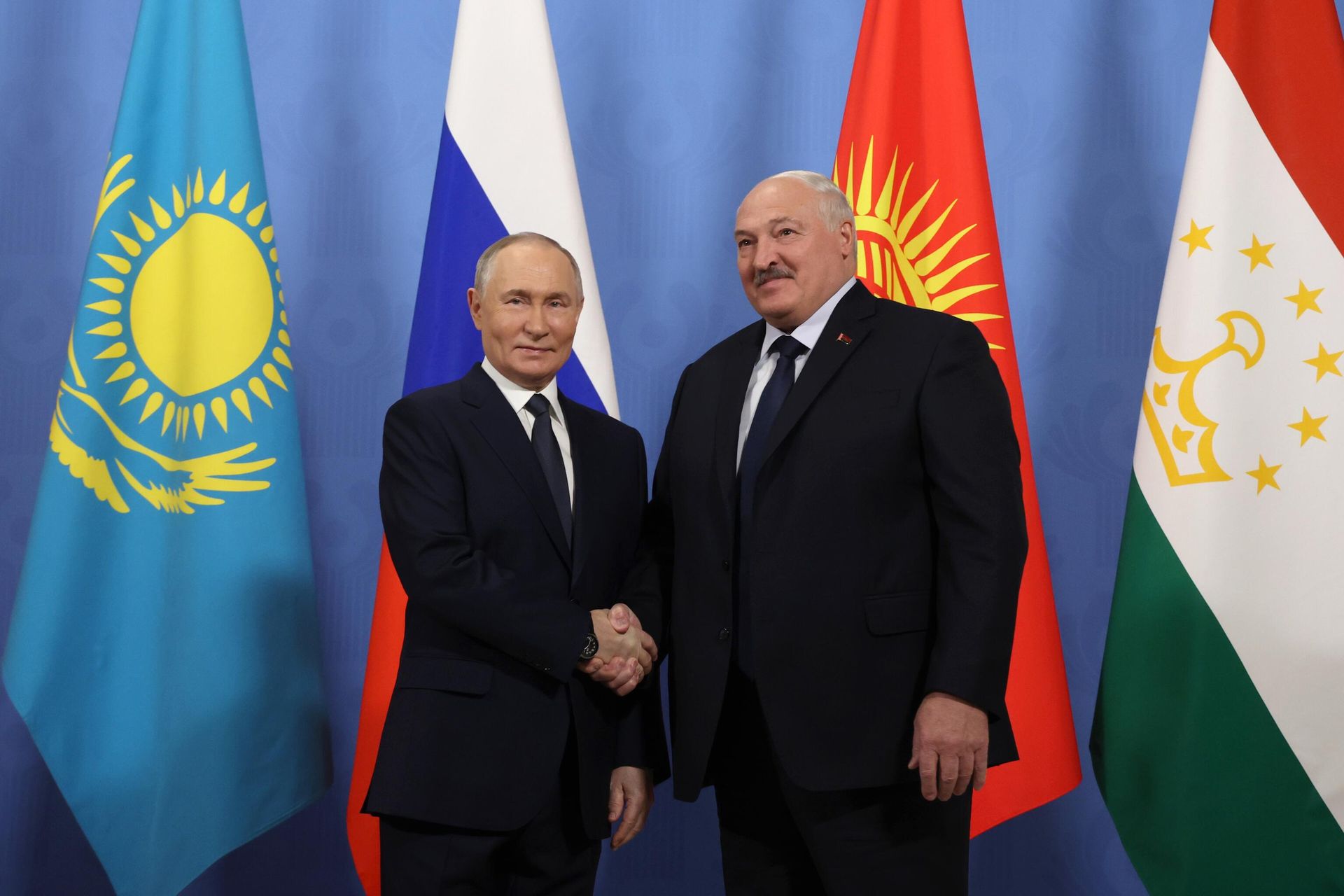 Президент РФ Владимир Путин и президент Белоруссии Александр Лукашенко на неформальной встрече глав делегаций государств-участников СНГ Президент РФ Владимир Путин и президент Белоруссии Александр Лукашенко на неформальной встрече глав делегаций государств-участников СНГ - РИА Новости, 1920, 25.12.2024