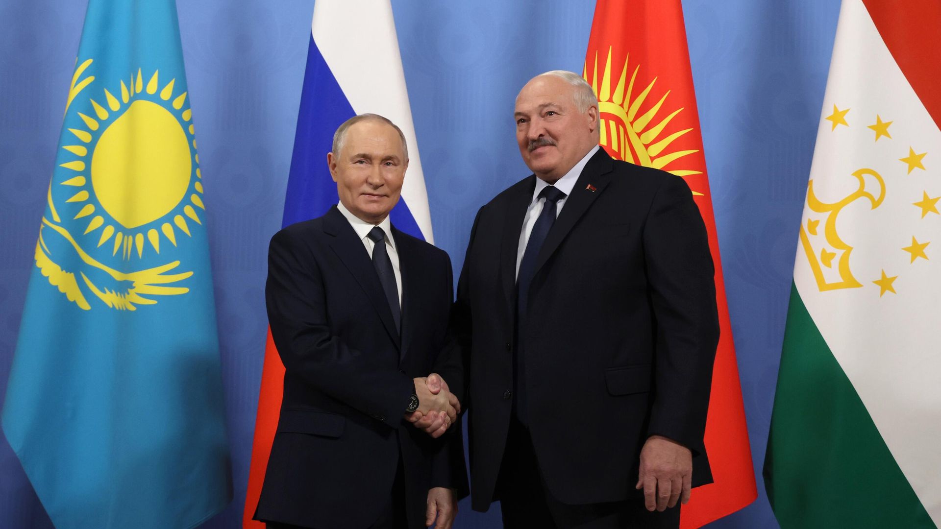 Президент РФ Владимир Путин и президент Белоруссии Александр Лукашенко на неформальной встрече глав делегаций государств-участников СНГ Президент РФ Владимир Путин и президент Белоруссии Александр Лукашенко на неформальной встрече глав делегаций государств-участников СНГ - РИА Новости, 1920, 26.12.2024