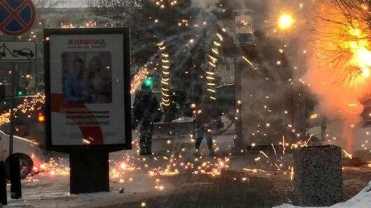 Фейерверк в Новосибирске, который запустила местная жительница по приказу мошенников Фейерверк в Новосибирске, который запустила местная жительница по приказу мошенников - РИА Новости, 1920, 25.12.2024