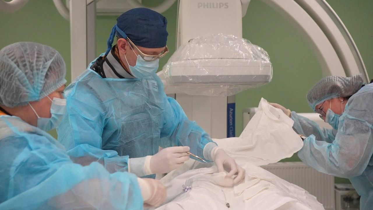 Хирурги Иркутской областной детской клинической больницы проводят высокотехнологичную операцию на сердце семилетнему пациенту из Австралии Хирурги Иркутской областной детской клинической больницы проводят высокотехнологичную операцию на сердце семилетнему пациенту из Австралии - РИА Новости, 1920, 26.12.2024