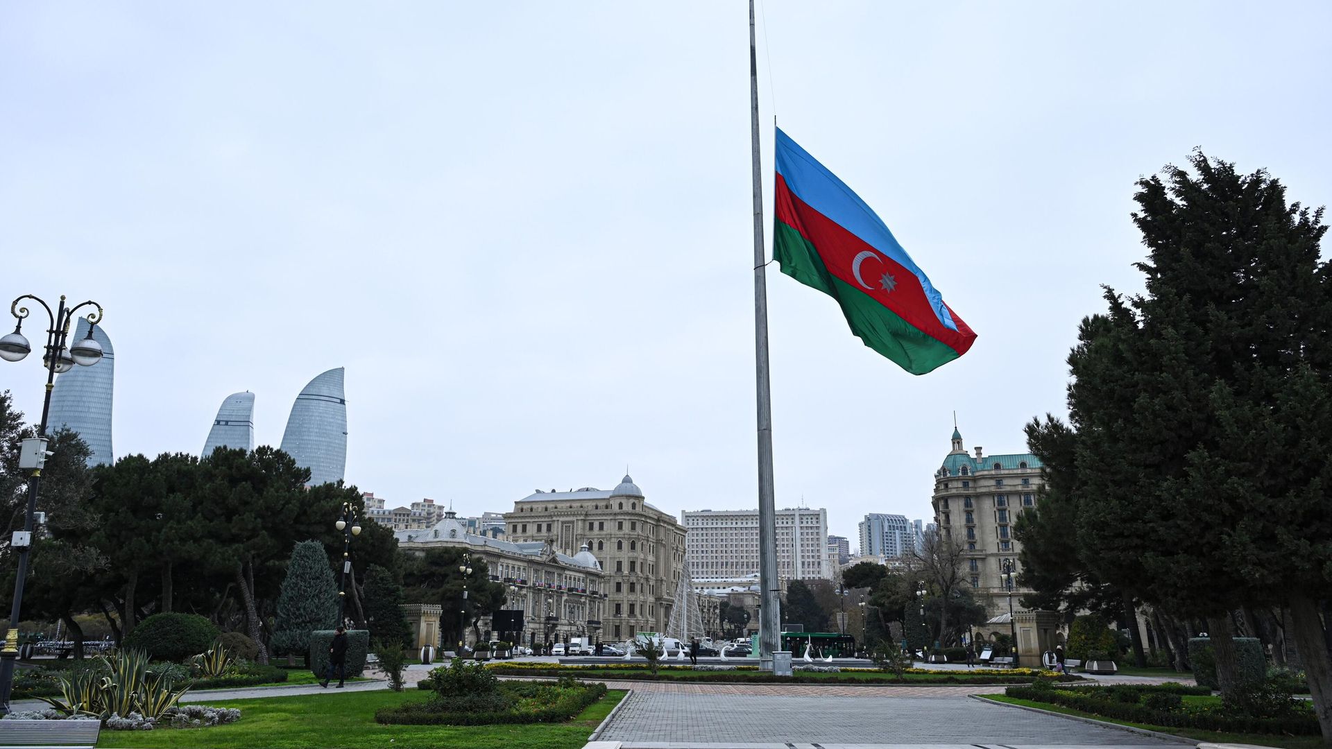 Приспущенный флаг на площади в Баку в память о погибших пассажирах самолета Azerbaijan Airlines Приспущенный флаг на площади в Баку в память о погибших пассажирах самолета Azerbaijan Airlines - РИА Новости, 1920, 06.02.2025