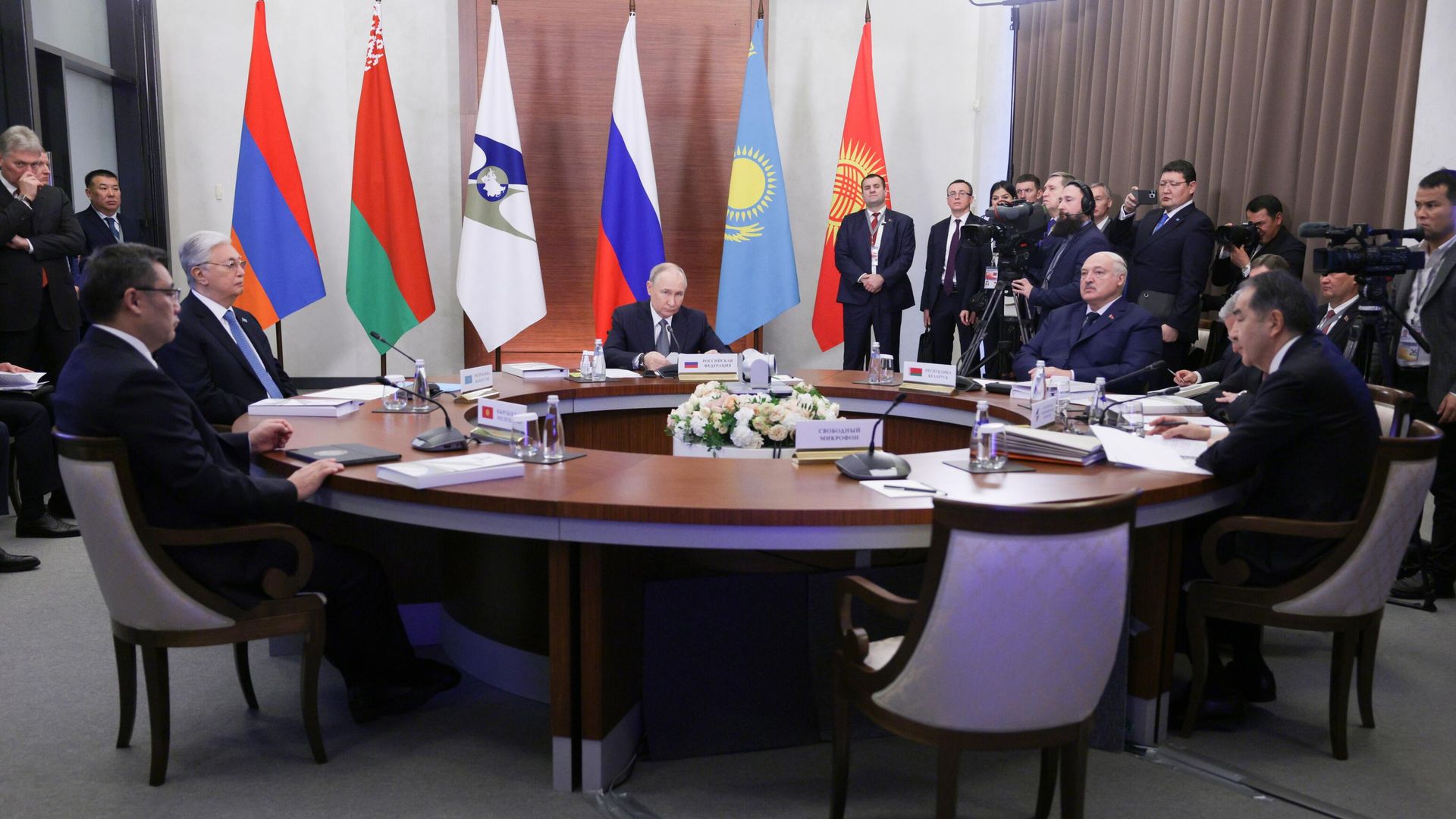 Президент России Владимир Путин на заседании Высшего Евразийского экономического совета в узком составе Президент России Владимир Путин на заседании Высшего Евразийского экономического совета в узком составе - РИА Новости, 1920, 26.12.2024