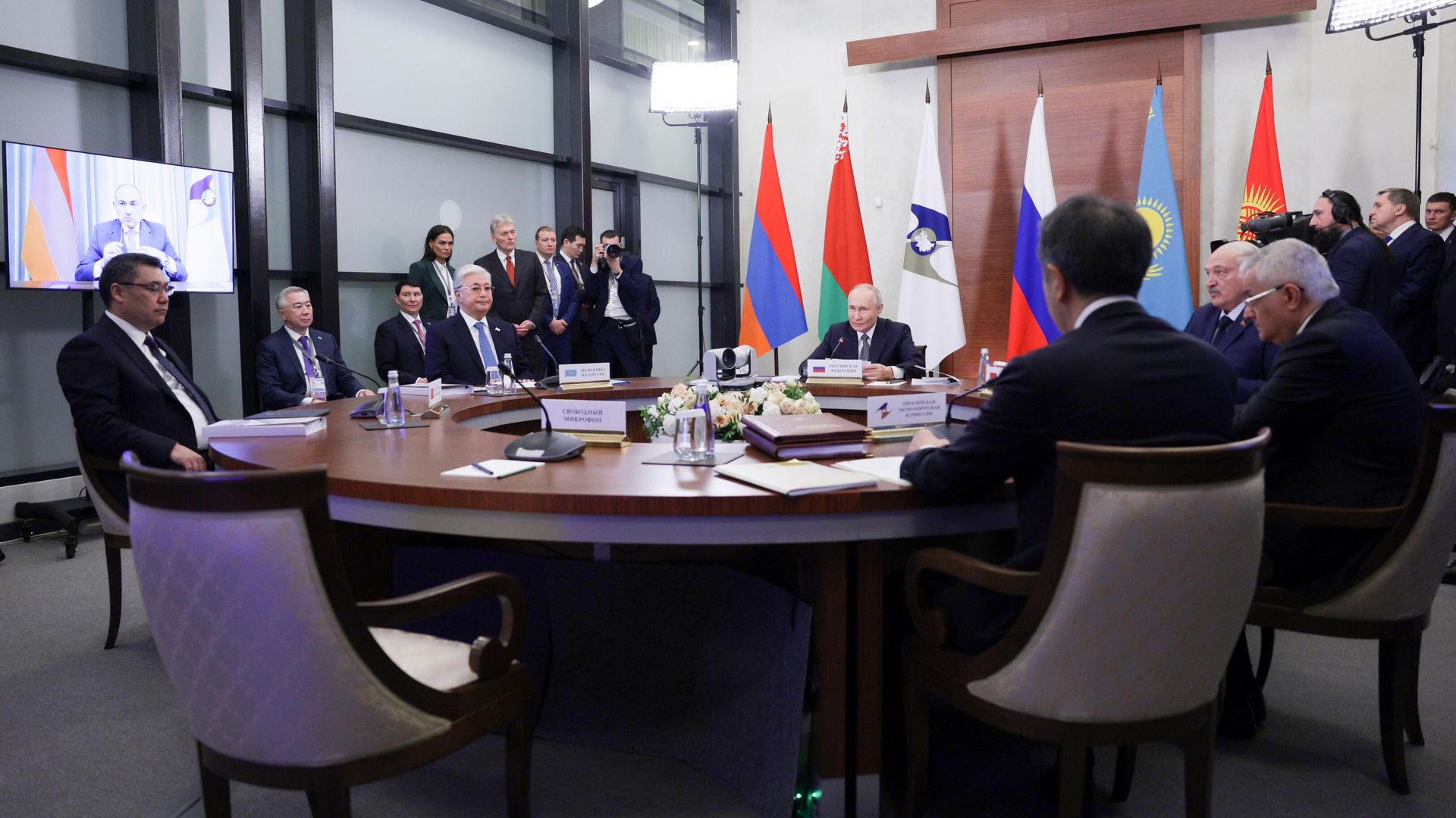 Президент России Владимир Путин на заседании Высшего Евразийского экономического совета в узком составе Президент России Владимир Путин на заседании Высшего Евразийского экономического совета в узком составе - РИА Новости, 1920, 26.12.2024