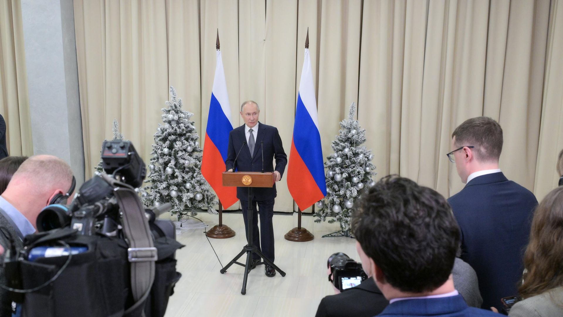Президент РФ Владимир Путин во время подхода к прессе по после заседания Высшего Евразийского экономического совета в расширенном составе Президент РФ Владимир Путин во время подхода к прессе по после заседания Высшего Евразийского экономического совета в расширенном составе - РИА Новости, 1920, 26.12.2024