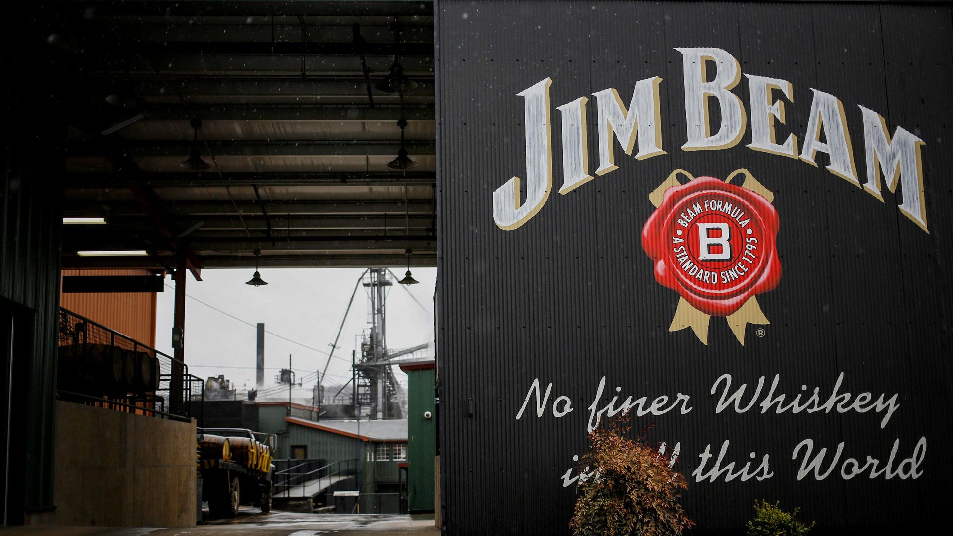 Завод по производству бурбона Jim Beam Завод по производству бурбона Jim Beam - РИА Новости, 1920, 27.12.2024