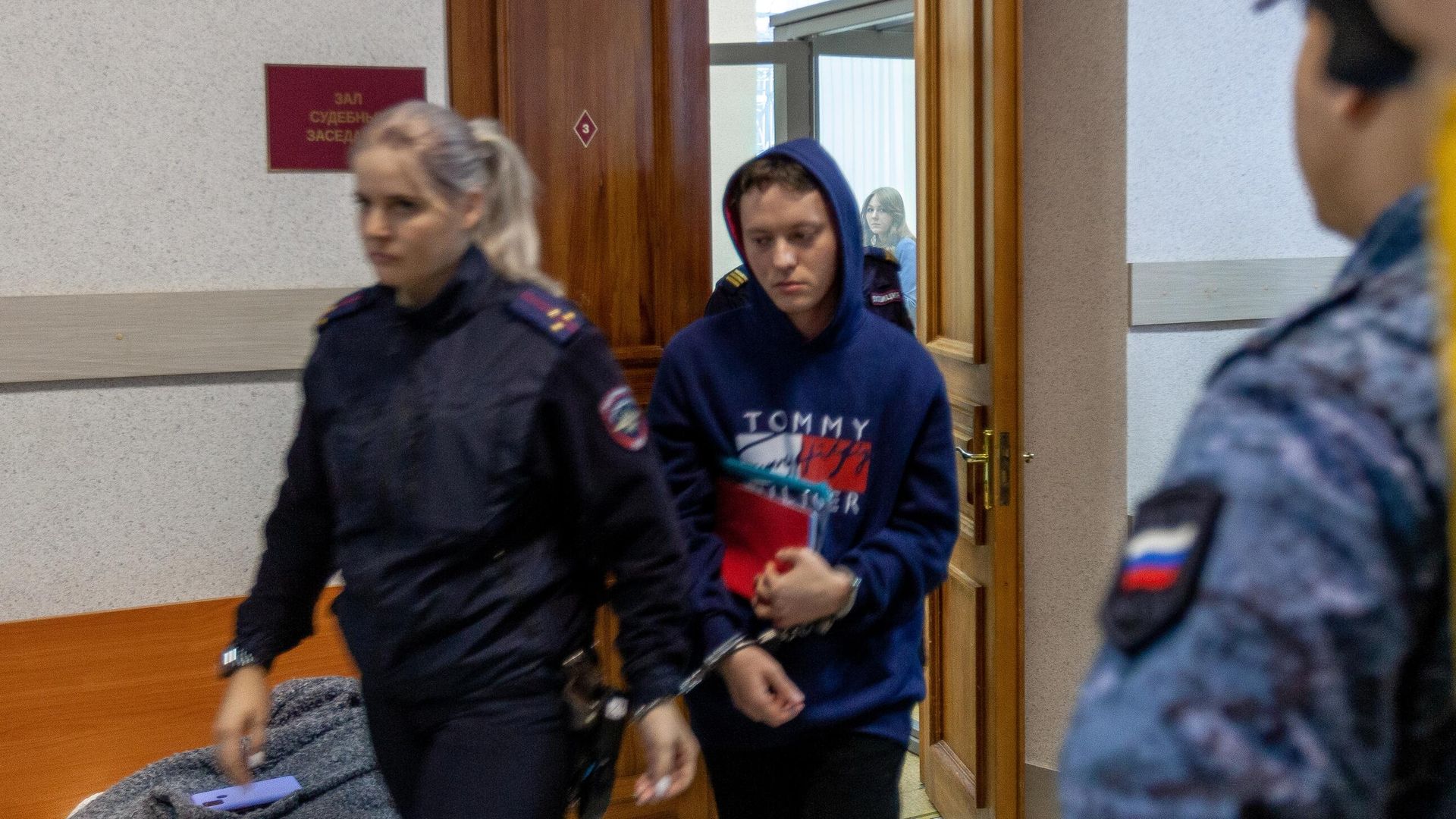 Певец Эдуард Шарлот, обвиняемый по четырем статьям УК РФ , в том числе реабилитации нацизма и нарушении права на свободу совести и вероисповеданий, перед началом заседания в Самарском областном суде в Самаре. 27 декабря 2024 Певец Эдуард Шарлот, обвиняемый по четырем статьям УК РФ , в том числе реабилитации нацизма и нарушении права на свободу совести и вероисповеданий, перед началом заседания в Самарском областном суде в Самаре. 27 декабря 2024 - РИА Новости, 1920, 27.12.2024