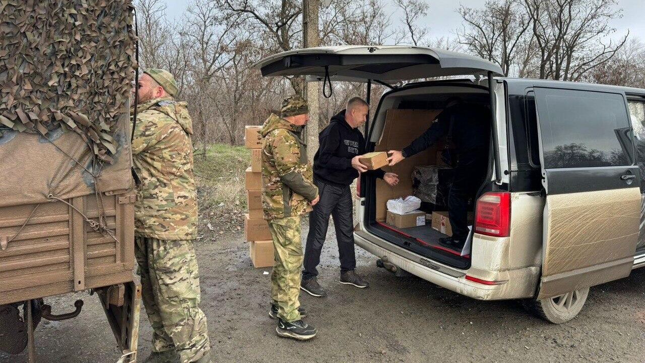 Новгородцы доставили в зону СВО печи-буржуйки, масксети, пряники от детей Новгородцы доставили в зону СВО печи-буржуйки, масксети, пряники от детей - РИА Новости, 1920, 27.12.2024