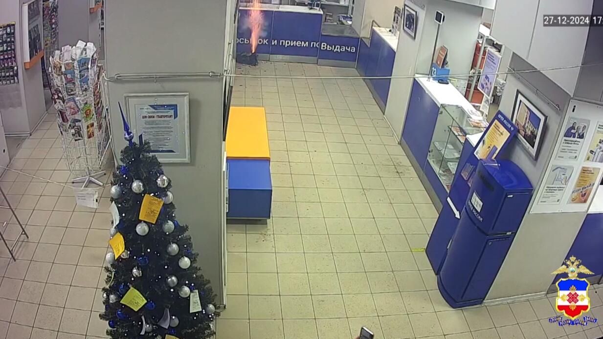 Женщина зажгла пиротехнические изделия в почтовом отделении в Марий Эл Женщина зажгла пиротехнические изделия в почтовом отделении в Марий Эл - РИА Новости, 1920, 28.12.2024