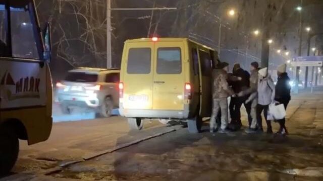 В Ровно на западе Украины женщины отбили мужчину у сотрудников военкомата В Ровно на западе Украины женщины отбили мужчину у сотрудников военкомата - РИА Новости, 1920, 06.01.2025