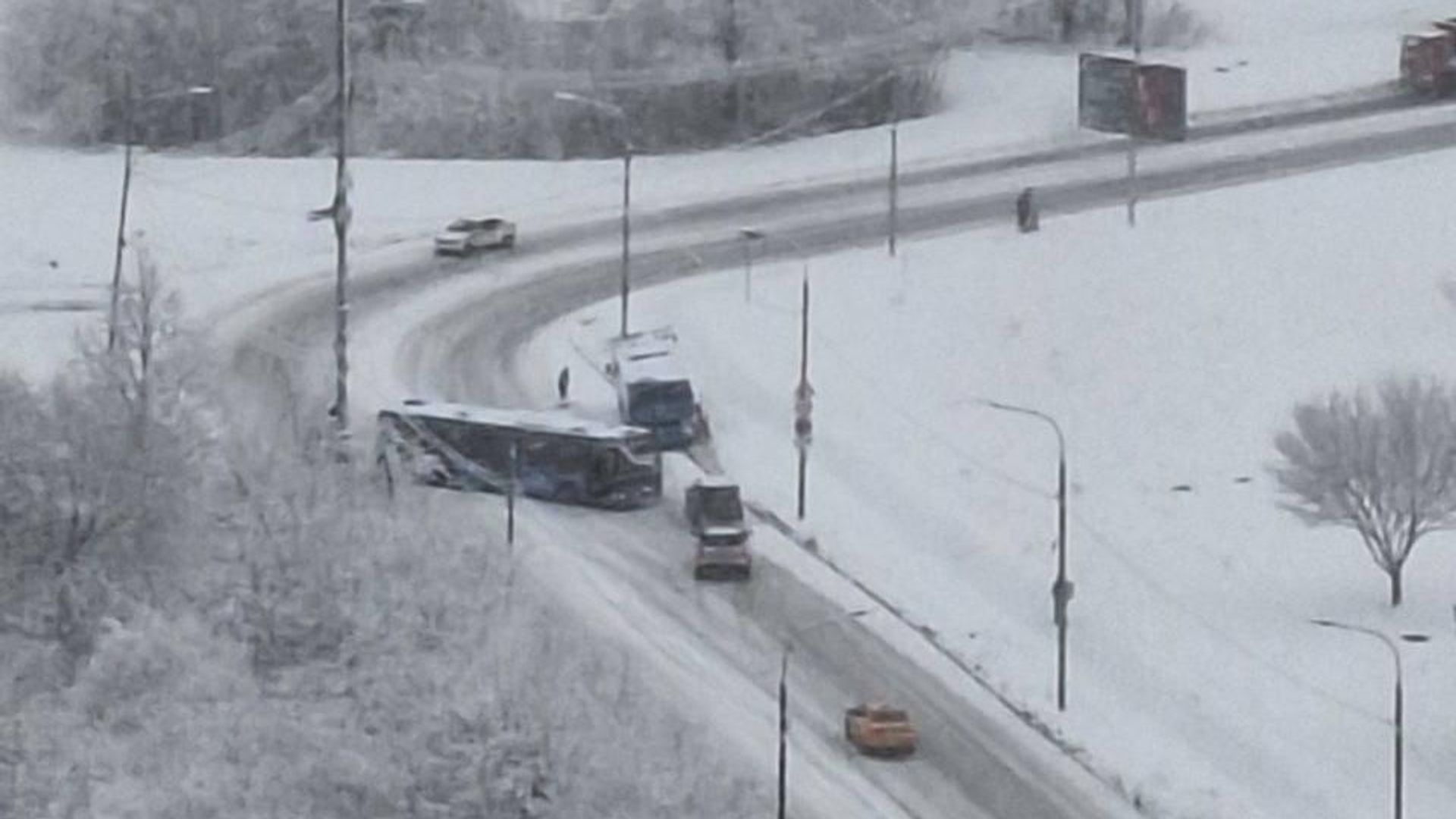 Место ДТП с участием двух автобусов на Ижорской улице в Москве Место ДТП с участием двух автобусов на Ижорской улице в Москве - РИА Новости, 1920, 31.12.2024