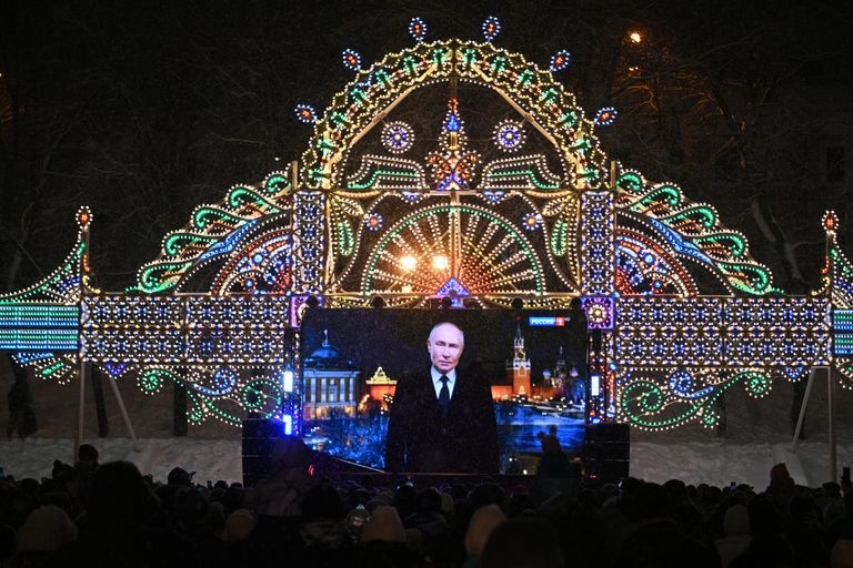 Трансляция новогоднего поздравления президента России Владимира Путина в Казани Трансляция новогоднего поздравления президента России Владимира Путина в Казани