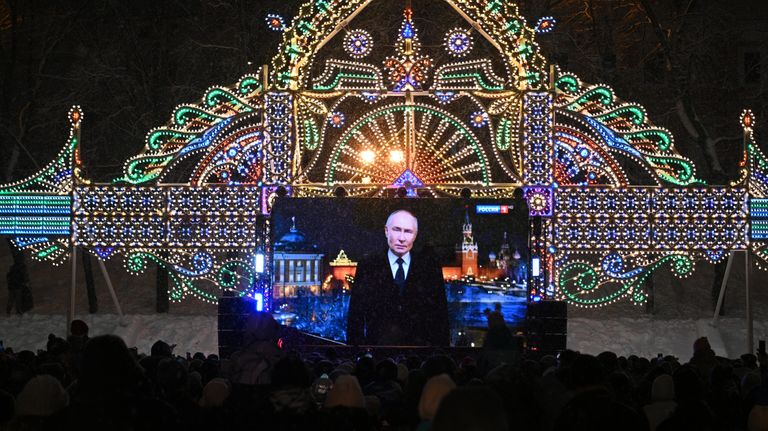 Трансляция новогоднего поздравления президента России Владимира Путина в Казани