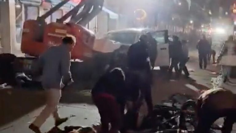 Место проишествия, где автомобиль въехал в толпу людей в Новом Орлеане, США. Кадр видео очевидца Место проишествия, где автомобиль въехал в толпу людей в Новом Орлеане, США. Кадр видео очевидца