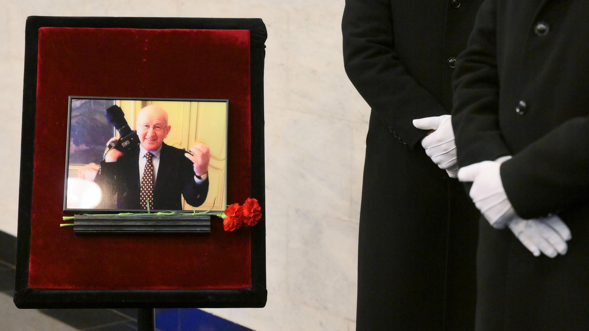 Портрет фотожурналиста и официального фотографа МИД России Эдуарда Песова на церемонии прощания Портрет фотожурналиста и официального фотографа МИД России Эдуарда Песова на церемонии прощания - РИА Новости, 1920, 02.01.2025