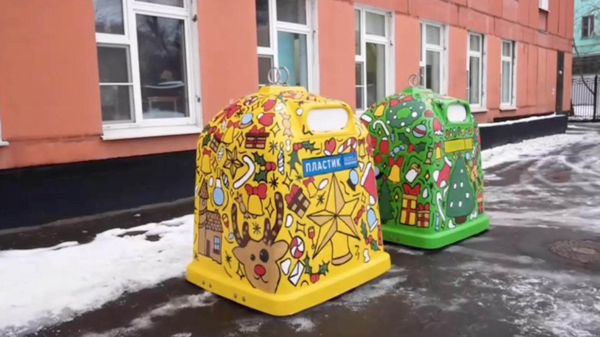 Новогодние колокольчики для раздельного сбора стекла и пластика. Кадр видео Новогодние колокольчики для раздельного сбора стекла и пластика. Кадр видео - РИА Новости, 1920, 02.01.2025