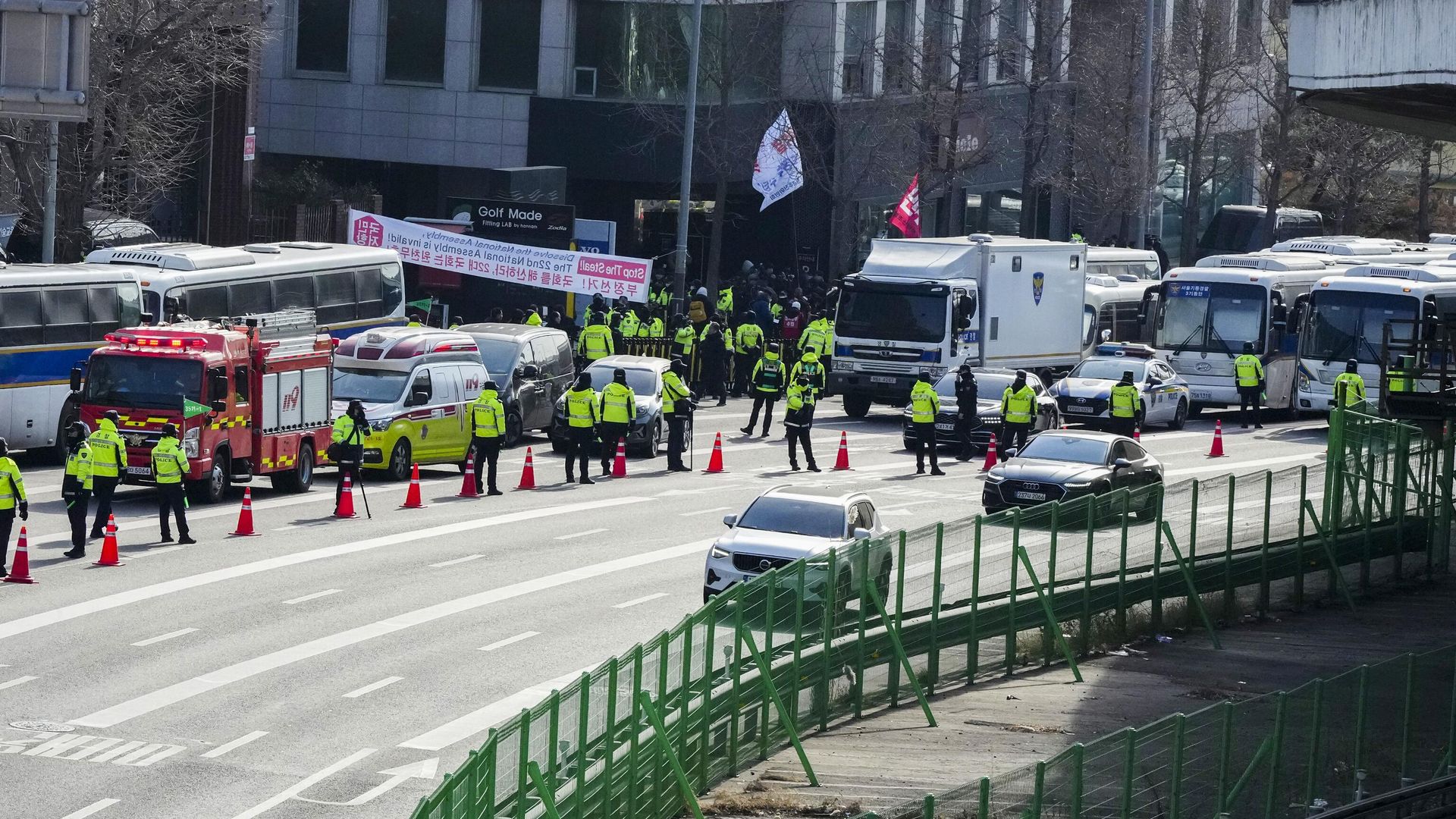 Полиция возле ворот президентской резиденции в Сеуле, Южная Корея Полиция возле ворот президентской резиденции в Сеуле, Южная Корея - РИА Новости, 1920, 15.01.2025