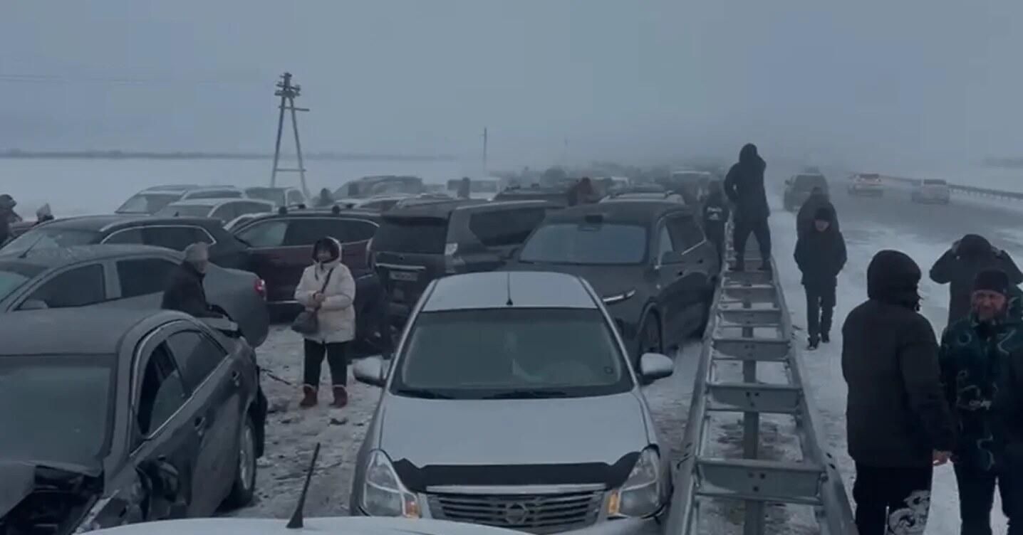 Около 40 автомобилей попали в аварию из-за метели на трассе Астана-Щучинск на севере Казахстана Около 40 автомобилей попали в аварию из-за метели на трассе Астана-Щучинск на севере Казахстана - РИА Новости, 1920, 03.01.2025