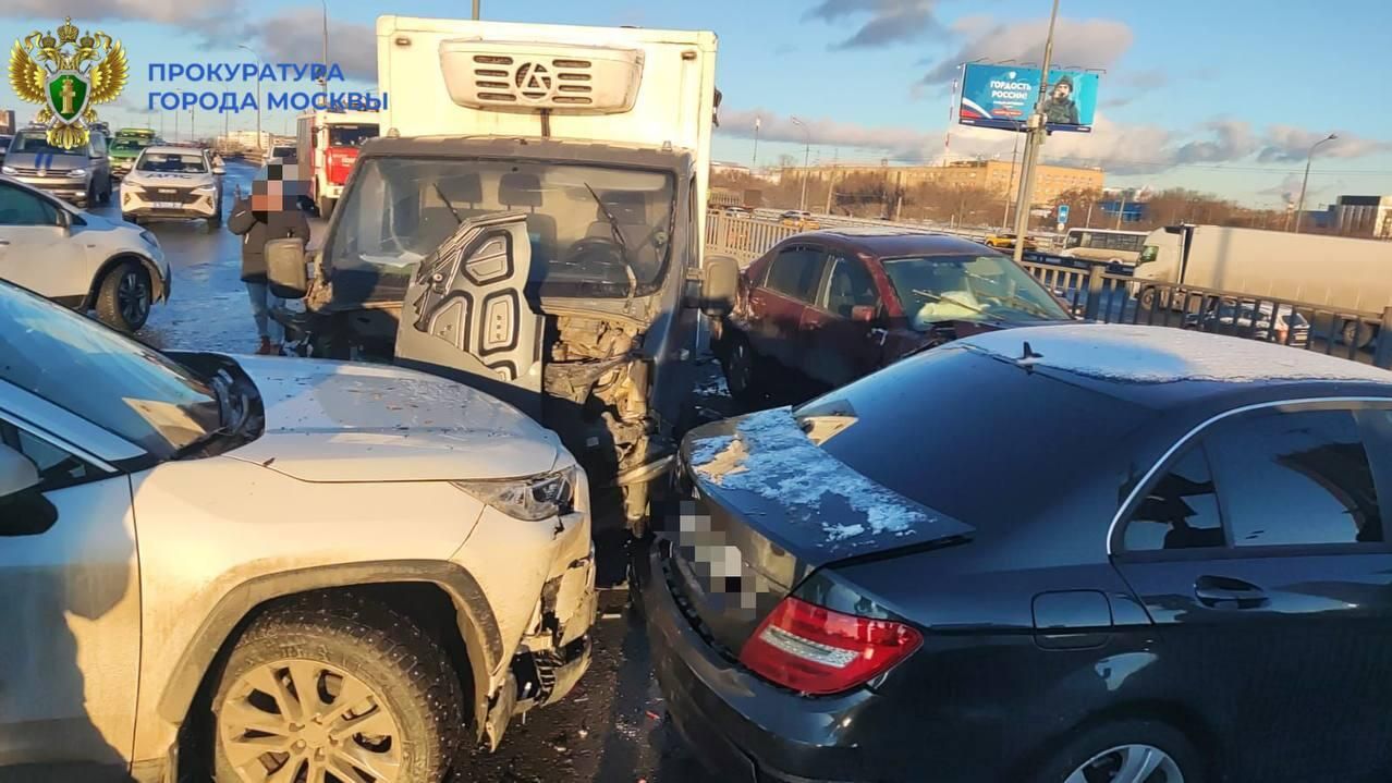 ДТП с участием пяти автомобилей на внешней стороне 68-го км МКАД ДТП с участием пяти автомобилей на внешней стороне 68-го км МКАД - РИА Новости, 1920, 03.01.2025