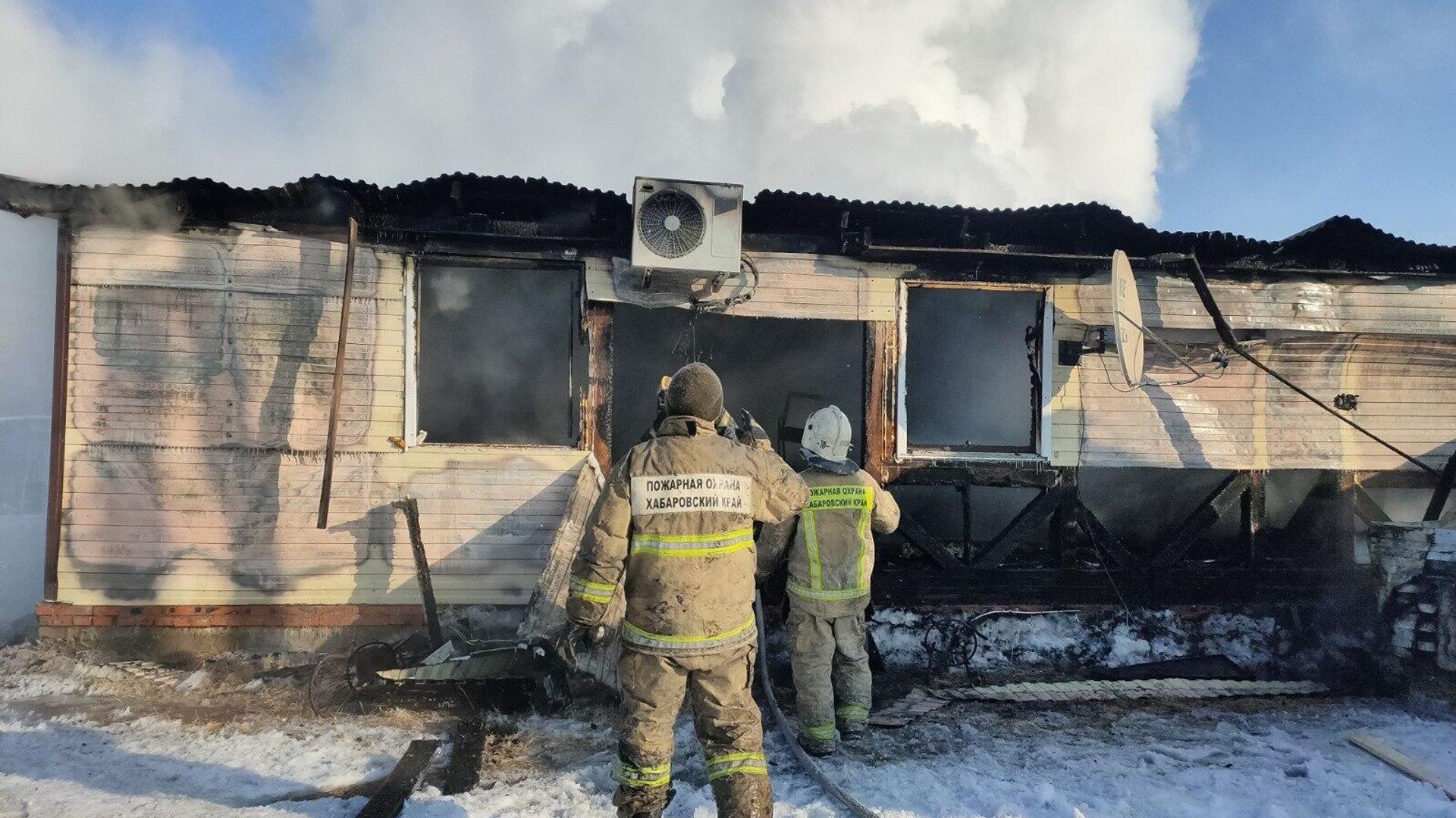 Место пожара в придорожном кафе в окрестностях села Владимировка района имени Лазо в Хабаровском крае. 4 января 2025 - РИА Новости, 1920, 04.01.2025