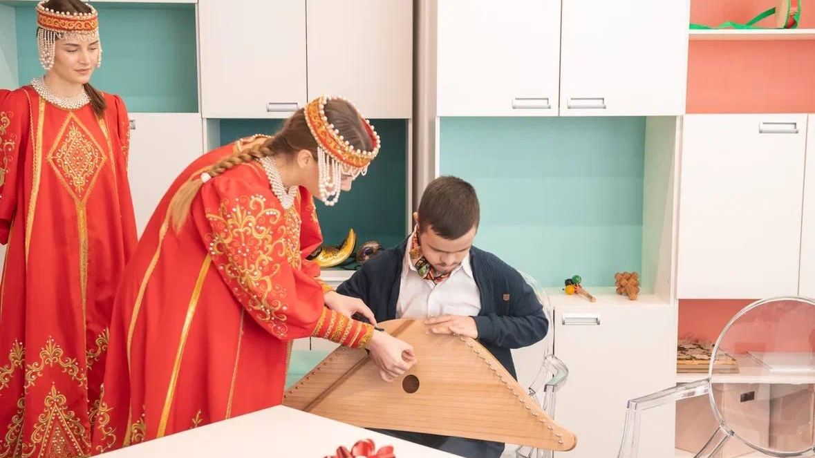 Глава Минобрнауки РФ Валерий Фальков в рамках акции Елка желаний исполнил мечту 16-летнего Савелия Щербакова из Москвы, который хотел, чтобы ему подарили гусли Глава Минобрнауки РФ Валерий Фальков в рамках акции Елка желаний исполнил мечту 16-летнего Савелия Щербакова из Москвы, который хотел, чтобы ему подарили гусли - РИА Новости, 1920, 04.01.2025