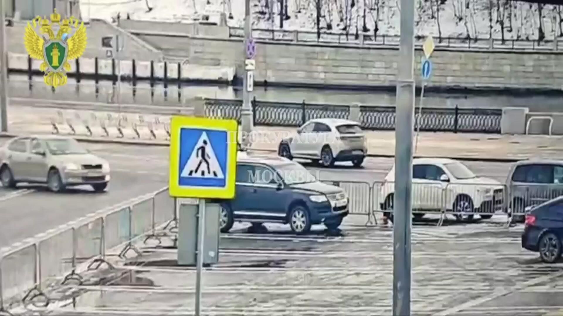 ДТП в центре Москвы: автомобиль пробил бетонное ограждение и упал в воду - РИА Новости, 1920, 04.01.2025