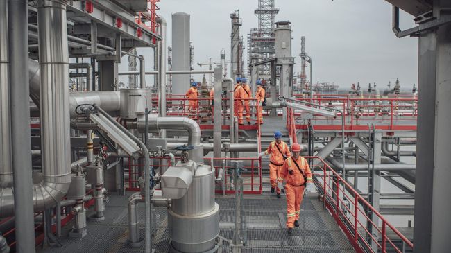 Рабочие на предприятии компании Нефтяная индустрия Сербии (NIS)