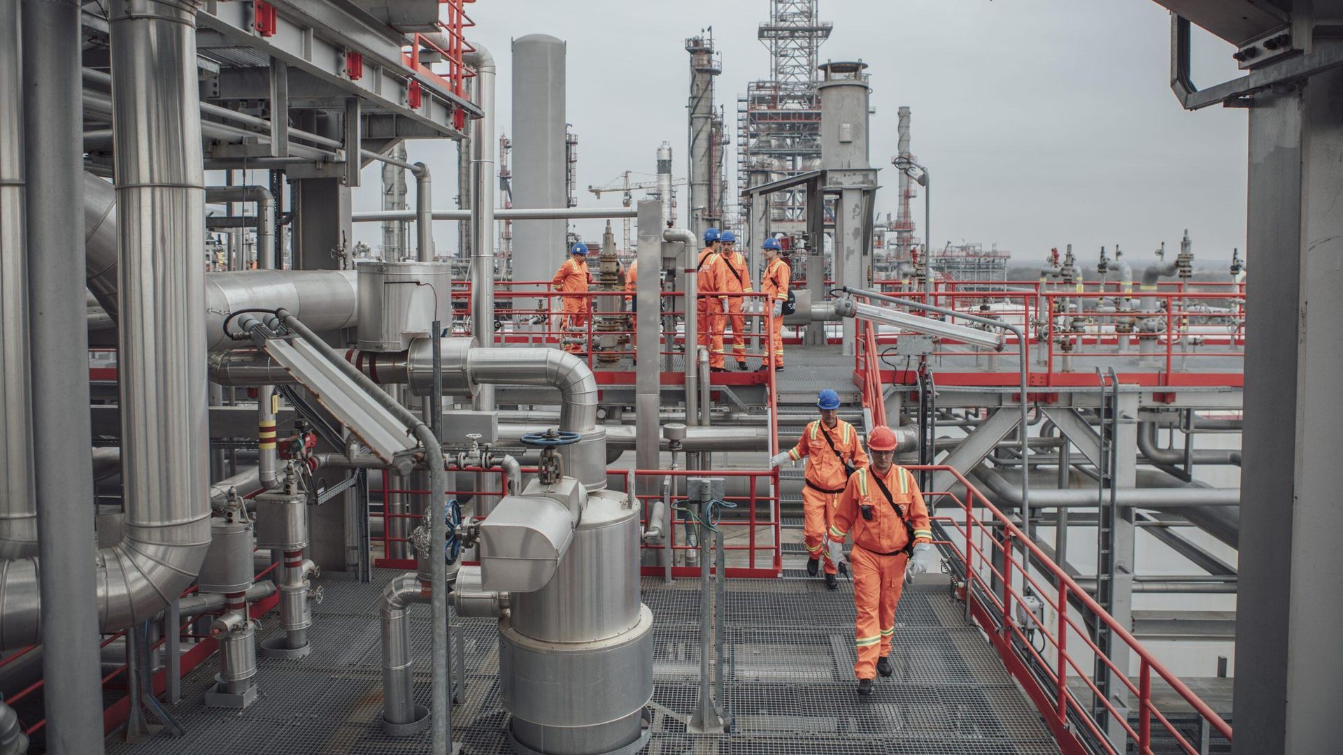 Рабочие на предприятии компании Нефтяная индустрия Сербии (NIS) Рабочие на предприятии компании Нефтяная индустрия Сербии (NIS) - РИА Новости, 1920, 24.03.2026