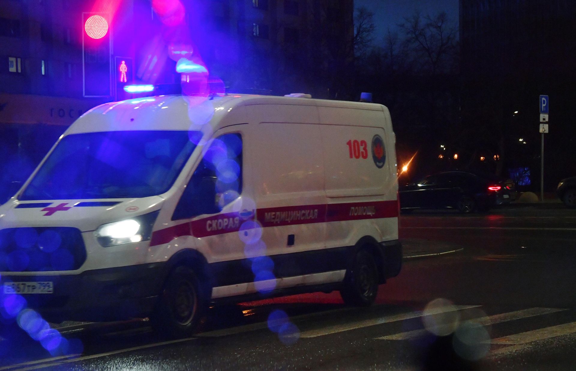 Автомобиль скорой помощи на улице Москвы Автомобиль скорой помощи на улице Москвы - РИА Новости, 1920, 06.03.2025