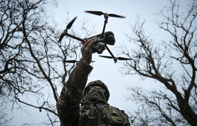 Военнослужащий ВС РФ запускает дрон в зоне СВО Военнослужащий ВС РФ запускает дрон в зоне СВО