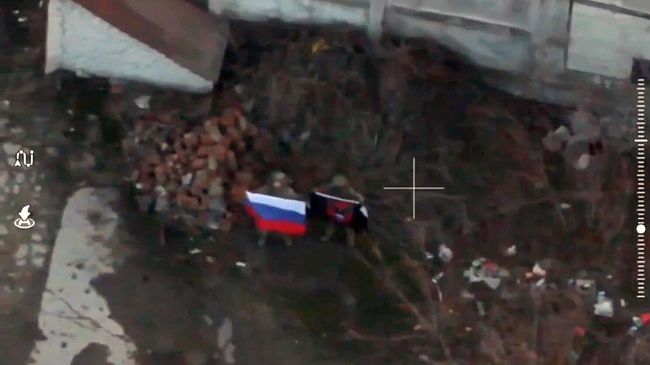 Российские военные с флагом России