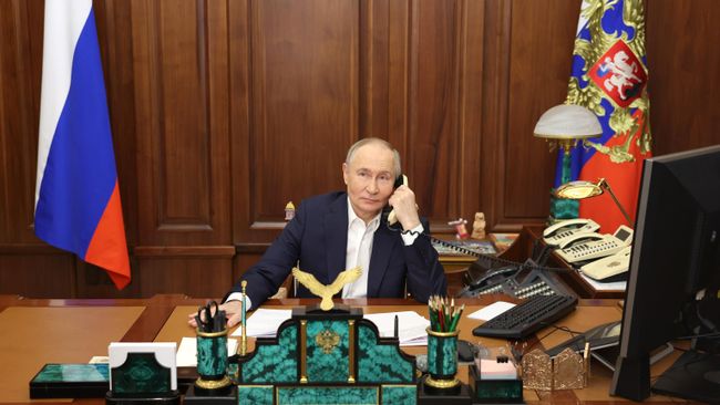 Президент России Владимир Путин общается по телефону