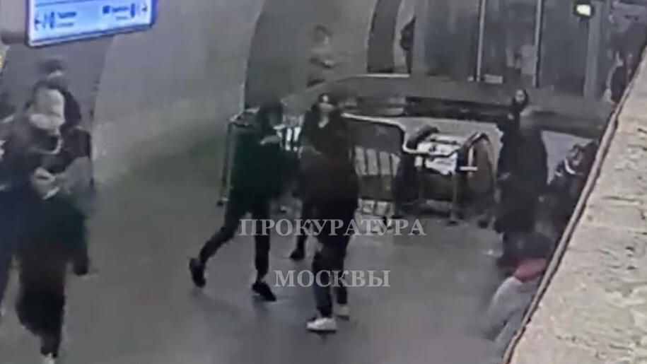 Драка на станции Тверская в московском метро. 8 января 2025 Драка на станции Тверская в московском метро. 8 января 2025 - РИА Новости, 1920, 08.01.2025