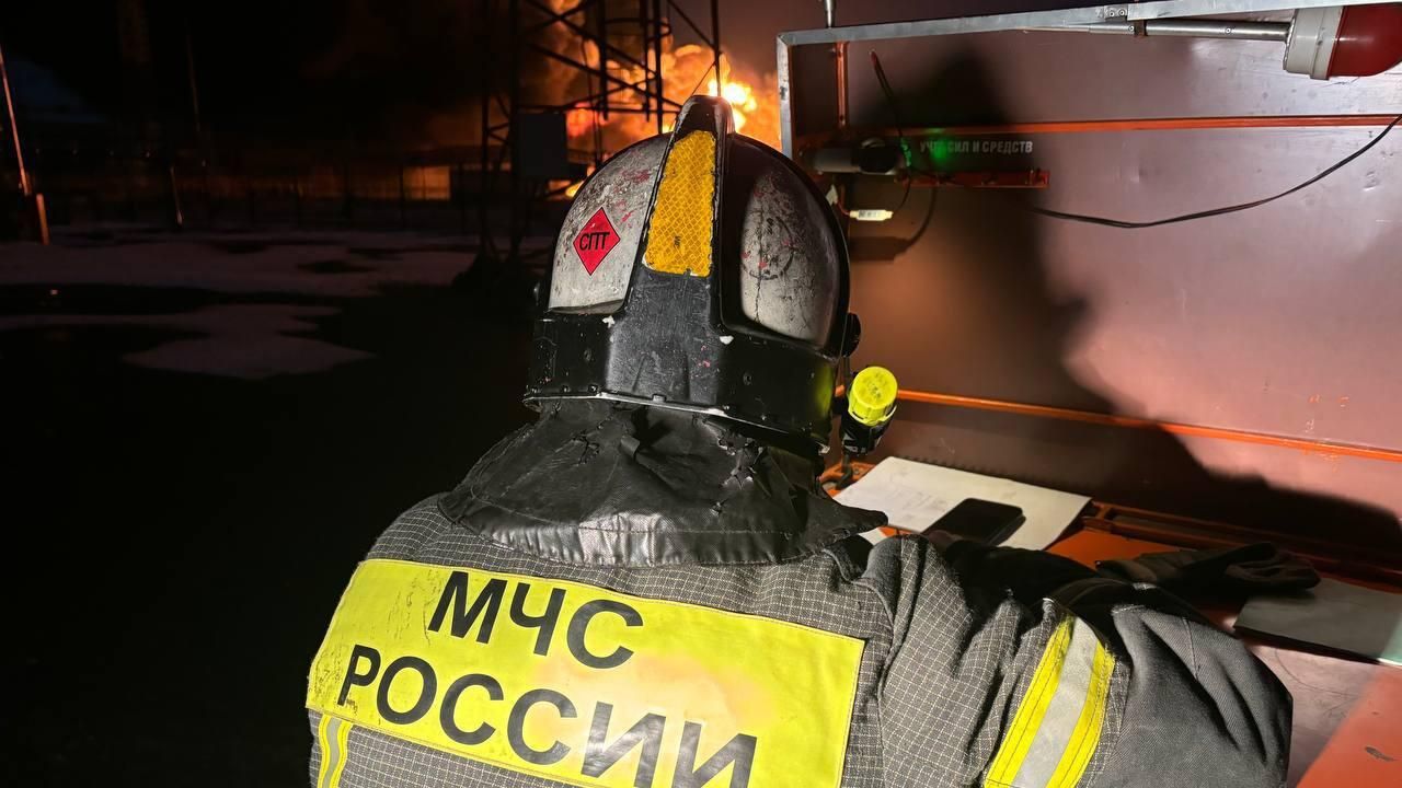 Сотрудник МЧС на месте возгорания на предприятии из-за атаки БПЛА в Саратовской области Сотрудник МЧС на месте возгорания на предприятии из-за атаки БПЛА в Саратовской области - РИА Новости, 1920, 08.01.2025