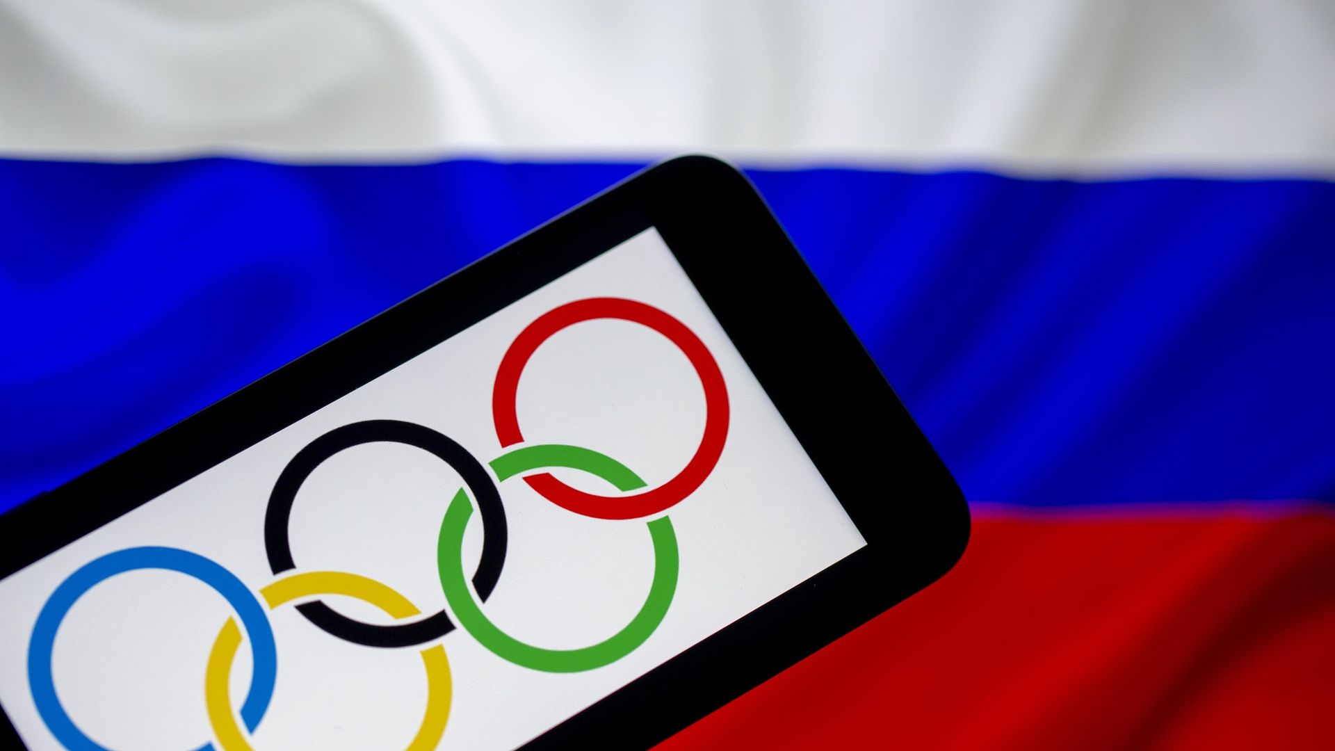 Олимпийские кольца на фоне флага России Олимпийские кольца на фоне флага России - РИА Новости, 1920, 06.02.2026