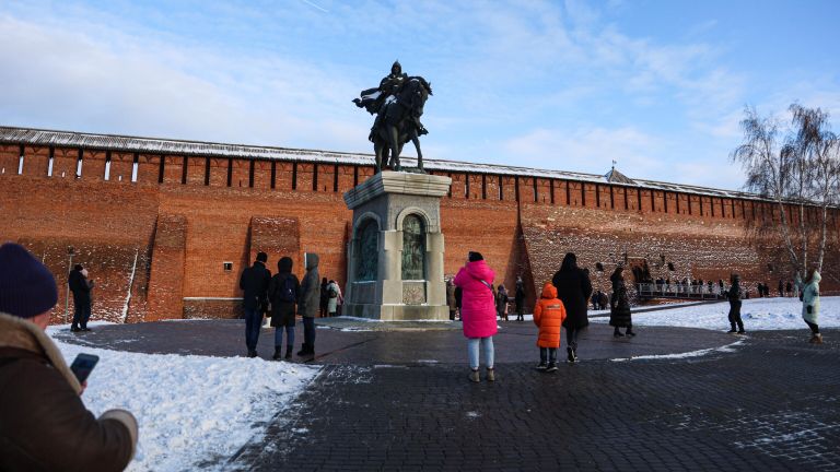 Памятник Дмитрию Донскому, расположенный возле стены Коломенского кремля Памятник Дмитрию Донскому, расположенный возле стены Коломенского кремля