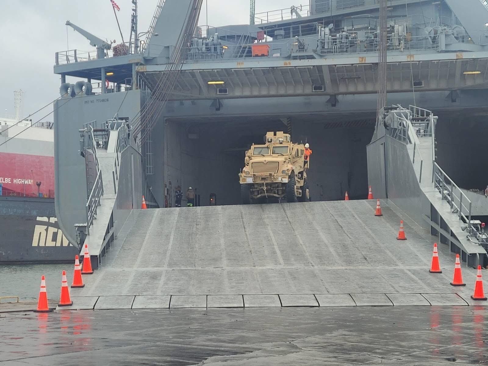 Транспортное судно Cape Kennedy (AKR-5083) ВМС США во время разгрузки военной техники в Гданьске, Польша. Январь 2025 - РИА Новости, 1920, 26.12.2025