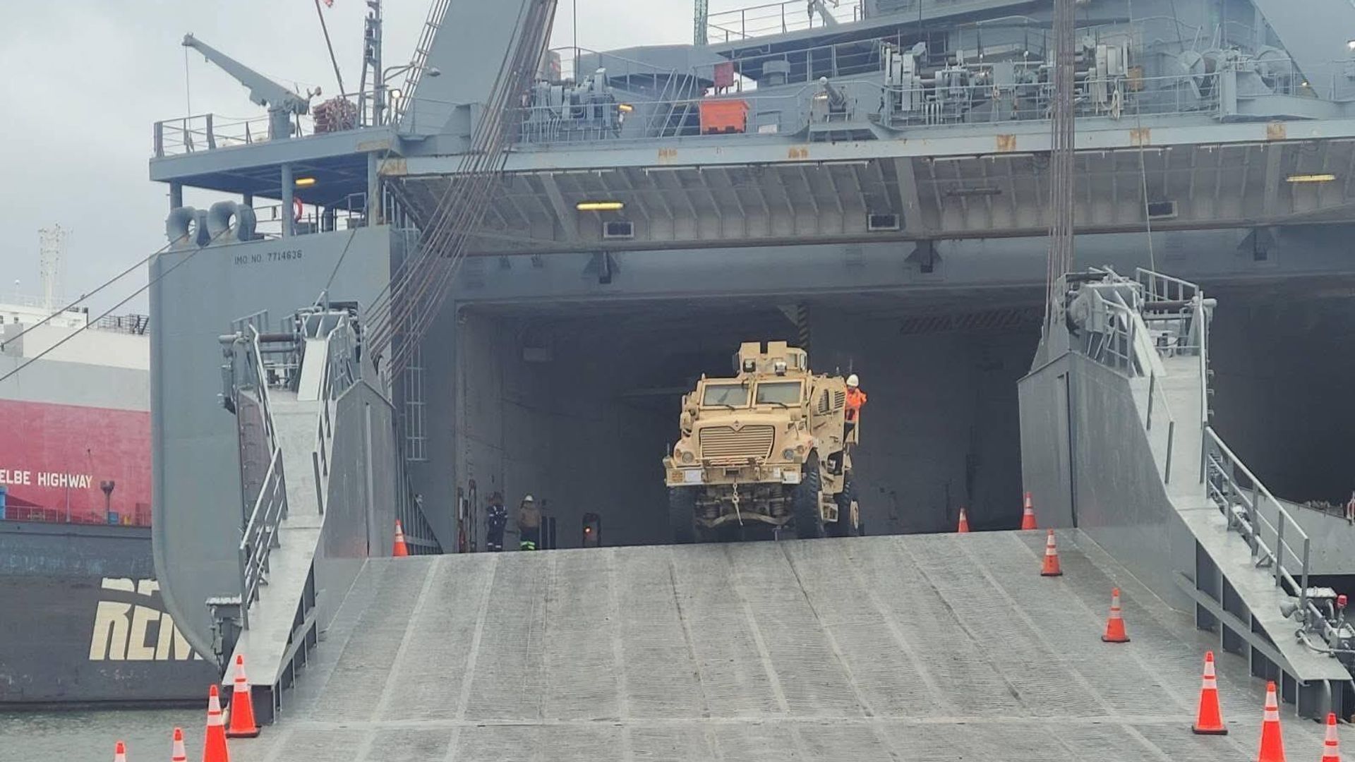 Транспортное судно Cape Kennedy (AKR-5083) ВМС США во время разгрузки военной техники в Гданьске, Польша. Январь 2025 Транспортное судно Cape Kennedy (AKR-5083) ВМС США во время разгрузки военной техники в Гданьске, Польша. Январь 2025 - РИА Новости, 1920, 10.01.2025