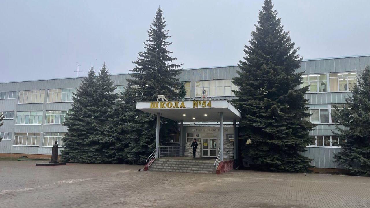 Школа в Курске после нападения подростка в балаклаве Школа в Курске после нападения подростка в балаклаве - РИА Новости, 1920, 12.01.2025