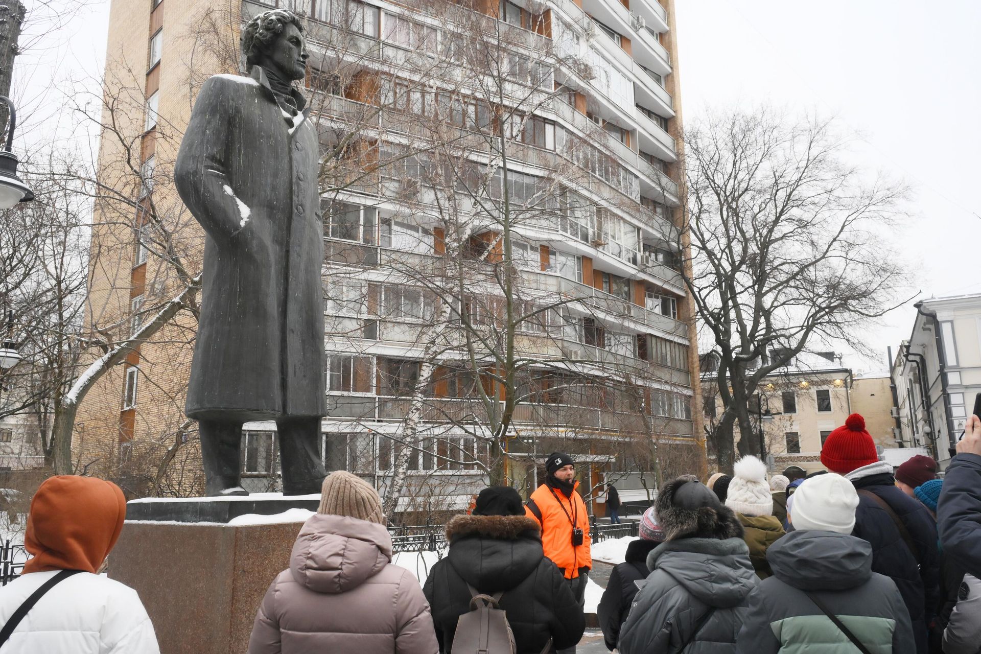 Участники экскурсии Театральные дома Москвы: истории за каменными фасадами и театральными кулисами Участники экскурсии Театральные дома Москвы: истории за каменными фасадами и театральными кулисами - РИА Новости, 1920, 10.01.2025