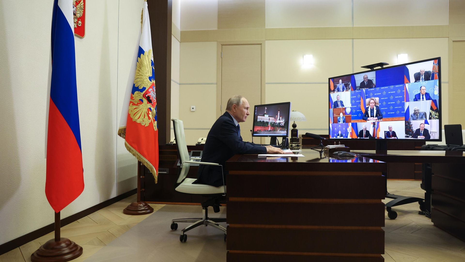 Президент Владимир Путин в режиме видеоконференции проводит оперативное совещание с постоянными членами Совета безопасности России. 10 января 2024 Президент Владимир Путин в режиме видеоконференции проводит оперативное совещание с постоянными членами Совета безопасности России. 10 января 2024 - РИА Новости, 1920, 10.01.2025
