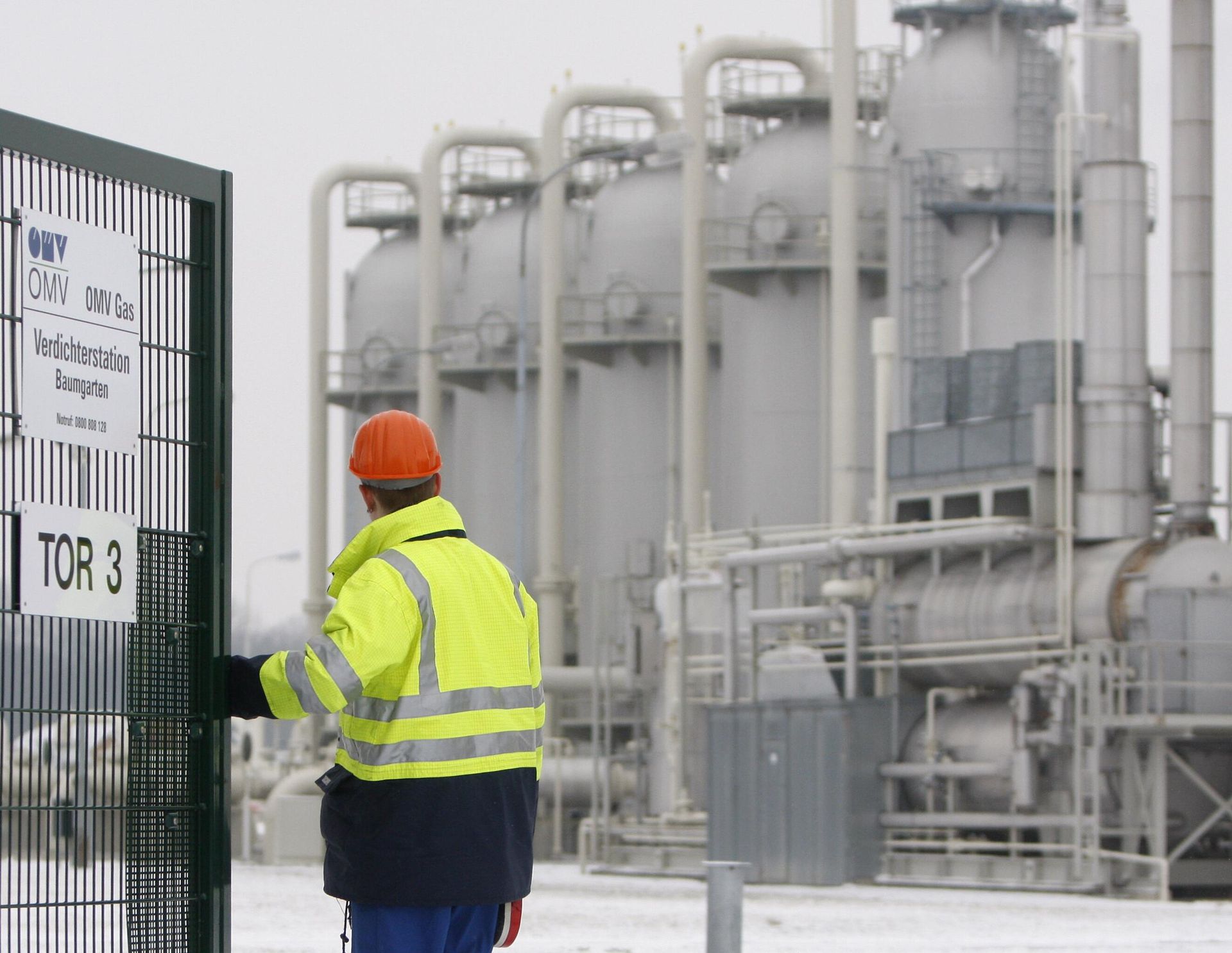 Рабочий на территории Центрально-европейского газового узла в Баумгартене Рабочий на территории Центрально-европейского газового узла в Баумгартене - РИА Новости, 1920, 04.05.2026