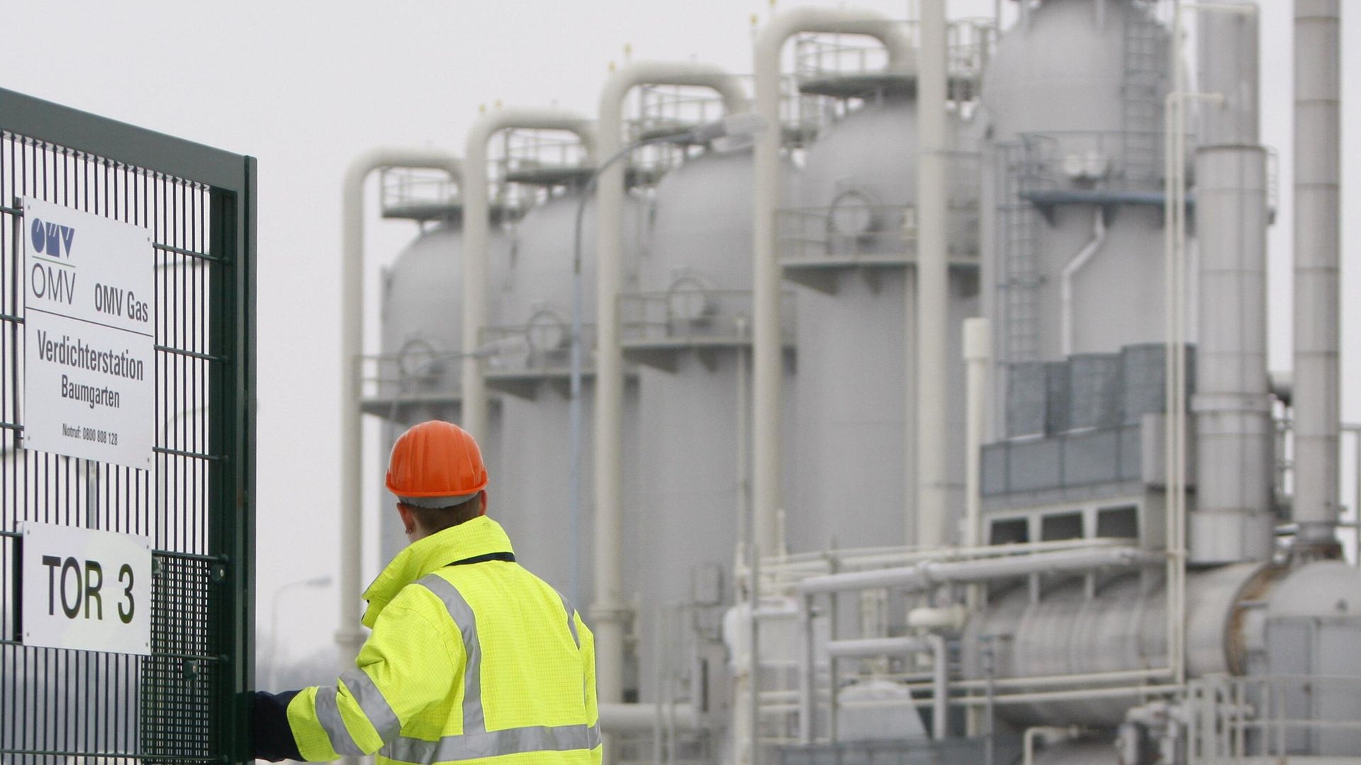 Рабочий на территории Центрально-европейского газового узла в Баумгартене Рабочий на территории Центрально-европейского газового узла в Баумгартене - РИА Новости, 1920, 10.12.2025