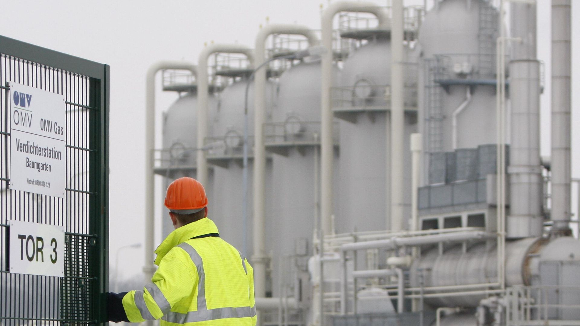 Рабочий на территории Центрально-европейского газового узла Рабочий на территории Центрально-европейского газового узла - РИА Новости, 1920, 14.01.2025