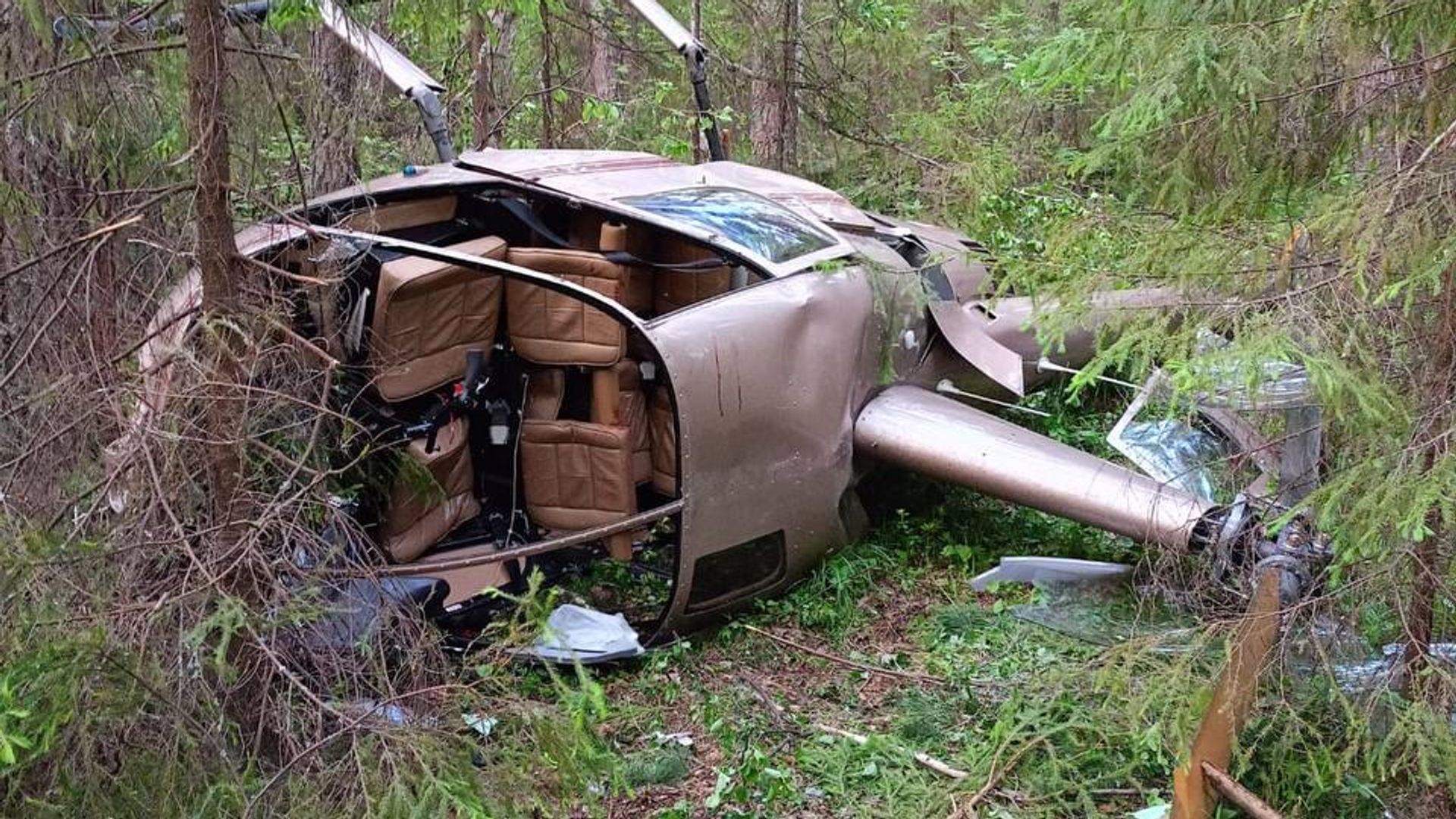 На месте жесткой посадки вертолета Robinson R44 в поселке Билимбай Первоуральского городского округа Свердловской области На месте жесткой посадки вертолета Robinson R44 в поселке Билимбай Первоуральского городского округа Свердловской области - РИА Новости, 1920, 10.01.2025