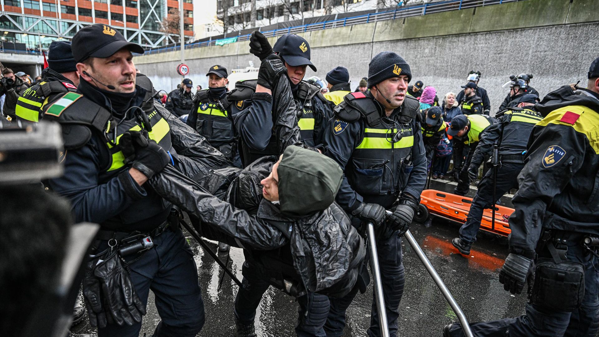 Акция протеста климатических активистов на автотрассе в районе Гааги. 11 января 2025 Акция протеста климатических активистов на автотрассе в районе Гааги. 11 января 2025 - РИА Новости, 1920, 12.01.2025