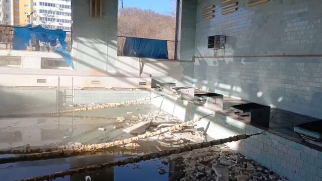 Место обрушения потолка в помещении бассейна школы во Владивостоке. 11 января 2025 Место обрушения потолка в помещении бассейна школы во Владивостоке. 11 января 2025
