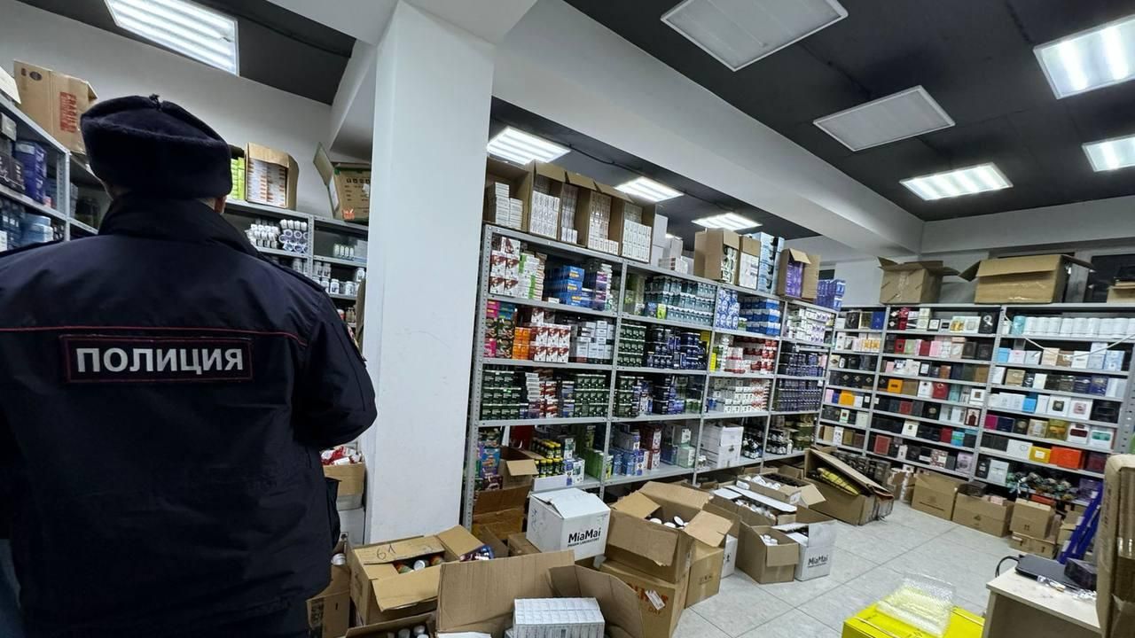 Полиция проверяет склады с БАДами Полиция проверяет склады с БАДами - РИА Новости, 1920, 10.04.2025