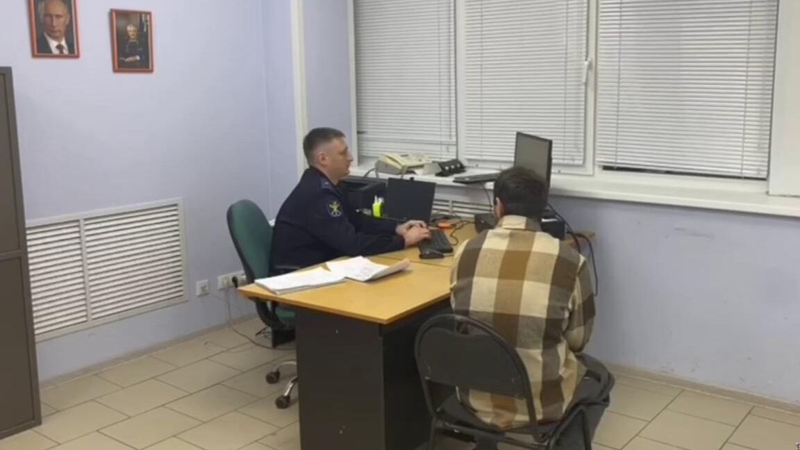 Сотрудники полиции задержали двух мужчин, подозреваемых в поджоге покрышек в подъездах домов в Тверской области - РИА Новости, 1920, 12.01.2025